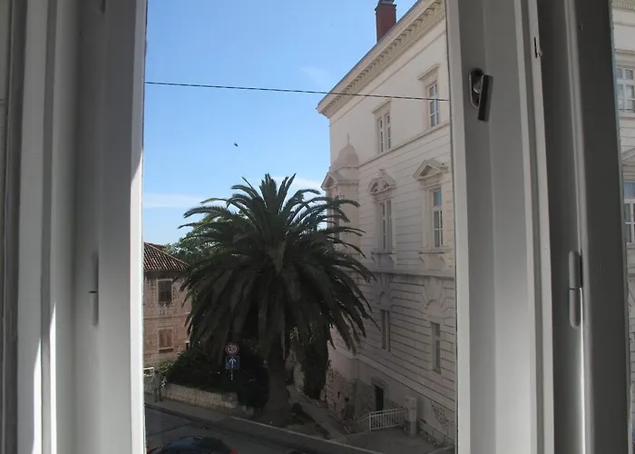 インディゴ ルームズ 4*